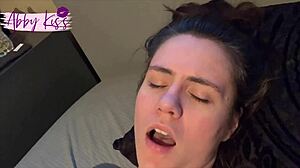 Abbys vibrator bringer vakker smerte. Spruter søt tenåring 18+ med hvert kyss?