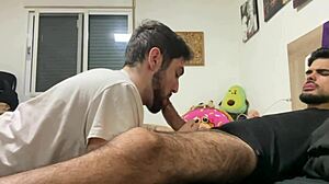 Invito a mi amigo hetero para chupármela y correrme en su boca.