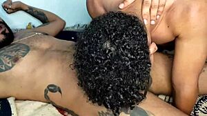 Eu e meu amigo fudemos e fizemos dp no baixinho rabudo.