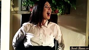 Гламурная крошка получает еблю в пизду и кончу в ролевую игру