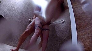 follandome a una clienta en las regaderas del gimnasio