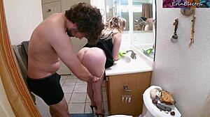 Üvey annenin kıvrımları banyoyu çıplak temizlerken beni çıldırtıyor