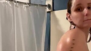 Ivy19921 invites you to cum and shower together now