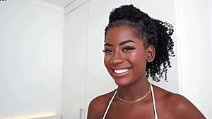 Je suis obsédé par les seins parfaits brésiliens de Jenny Pretinha qui twerkent sur une grosse bite avant une baise sauvage.