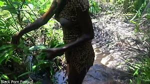 难以置信！两个非洲部落女孩在森林深处和村长玩耍！