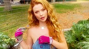 Lepa seoska devojka sa plavim očima dobija svoj prvi kreampaj