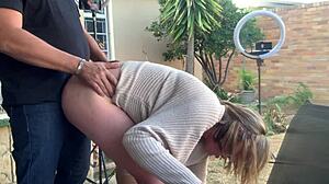 Nai kaverini ruskeaverisen vaimon ulkoterassilla villissä toiminnassa