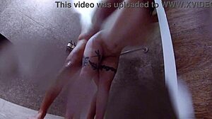 follandome a una clienta en las regaderas del gimnasio