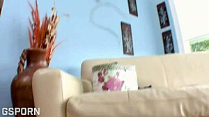 MILF matura bruna rivela figa pelosa nelle mutande