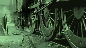 Hermanastra cabalgando con su gran culo solos en casa