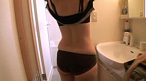 亚洲妈妈穿渔网被手指和猛干