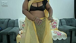 Desi aunty in saree casually flashes her tits to tease.