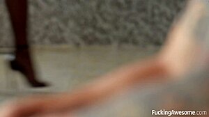 Jessa Rhodes z velikimi joškami dobi spermo na rit