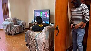 अननोन गाय बॉयफ्रेंड के साथ सीक्रेट बेडरूम फन के लिए स्नीक करता है