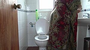 عمة حامل تدلك زب ابن الزوج الكبير حتى ينفجر