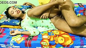 Κορίτσι από χωριό καβαλάει σφιχτή πούτσα σε σκληρή κοντινή λήψη