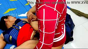 मेरी एशियन नौकरानी पत्नी को झुका हुआ पकड़ा और उसकी टाइट चूत में घुस गया