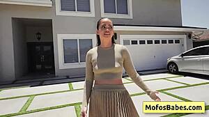 Wow, Angelina Moon pays gardener with wet blowjob and pussy! 😍