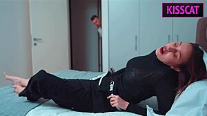 继子溜进继母体内，进行禁忌紧致内射行动