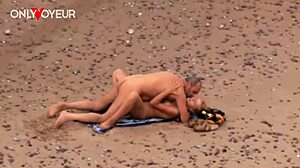 老家伙在海滩偷窥性感熟女