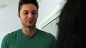 Мамин мальчик - студент с большим членом трахает похотливую хозяйку Александру Силк