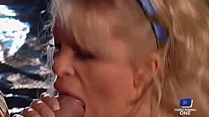 Dolly Golden, loira de peitos grandes, leva anal do marido da amiga