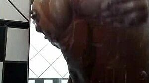 morena gostosa no banho com grandes peitos 😘