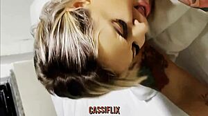 New Assistent Duikt in Nuru Massage met Whitney Wrights Hulp