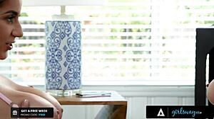 Герлсвей: Карли Грей и Рокси Синнер лижут во время игры с грудью