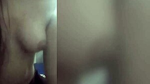 Kućni seks sa slatkom 18-godišnjakinjom jaše debeo kurac i analni orgazam