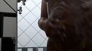 morena gostosa no banho com grandes peitos 😘