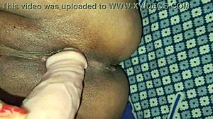 देसी सेक्सी भाभी कठोर डिल्डो को जोर से धकेल रही है!