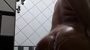 morena gostosa no banho com grandes peitos 😘