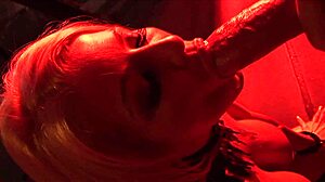 Blonde MILF topuklularıyla kalede kırmızı ışıkta pompalanıyor! 🔥