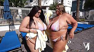 Hé man, kijk naar deze monster tiet tweelingen Veronica, Jasmine en Raven Belle die me droogzuigen