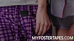 Varför skyndar foster mamma Becky Bandini att knyta band med Judy Jolie? Deras första natt blir ett smygigt sängmöte!