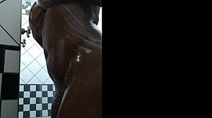 morena gostosa no banho com grandes peitos 😘