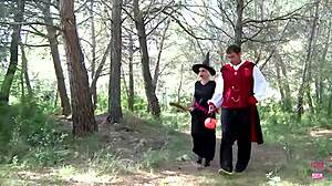 Blondinka in dva tipa se divje jebata pred kostumsko zabavo