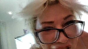 Aimee vroča MILF sesa poročene kurce kot profesionalka