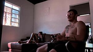 Bak scenene suger Carmona mens hun spiller videospill