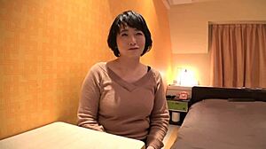 この孕んだ日本人熟女の宝石を見つけた。ホテルルームの映像で自然な曲線が！