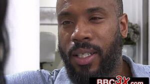 娇小18+保姆艾弗里·布莱克被巨大黑鸡巴猛烈撞击在狂野会话中