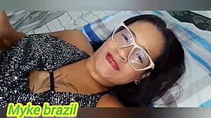 madrasta leva intimado pra cama e dá o cuzinho gostoso