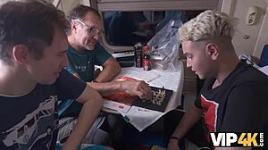 Proč tahle mladá 18+ zrzka dělá anál cizinci ve vlaku?