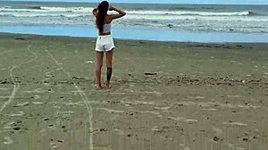 Rizikové veřejné drbání rukou chycené zrzavou teenkou