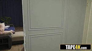 Por que esse pai russo gordo está fodendo a namorada do enteado e a amiga dela gostosa jovem 18+?