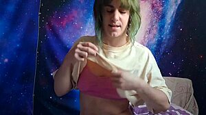 Chlpatá veľká klitoris a prírodné prsia v divokej zmiešanine