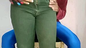 सेक्सी वाईफ को खुर्ची पर बिठाया और डाॅगी स्टाइल गांड मारी