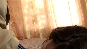 Holly Mae Holmes menjadi liar dengan faraj dicukur