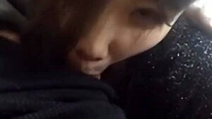 예쁜 아시아 틴 18+ 여자가 뜨거운 블로우잡 해줘.